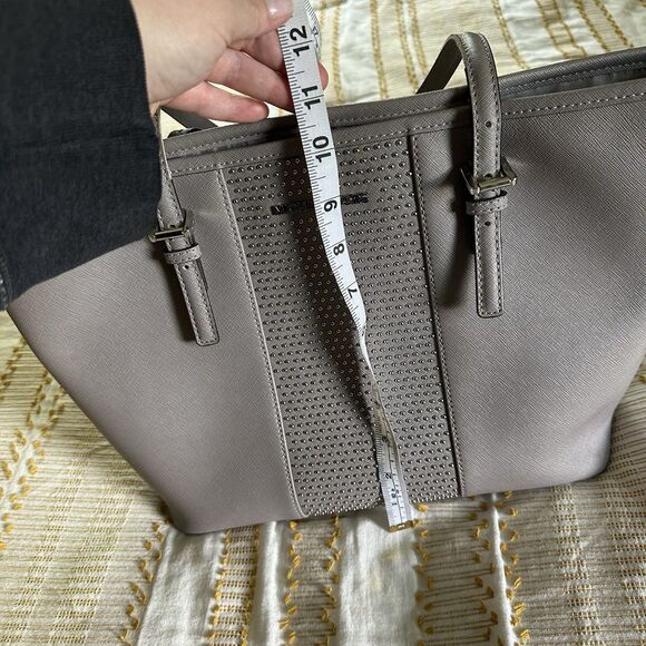 Michael Kors Jet Set Travel Micro-Stud Pearl Grey Saffiano Leather Tote Handbag - Picture 15 of 15